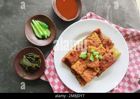 Martabak Telor oder Murtabak Telur oder Mutabbaq. Herzhaftes gebratenes Gebäck gefüllt mit Eiern, Fleisch und Gewürzen. Martabak Telur ist einer von Indonesien Stockfoto