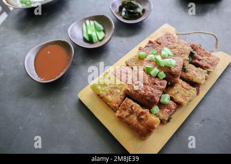 Martabak Telor oder Murtabak Telur oder Mutabbaq. Herzhaftes gebratenes Gebäck gefüllt mit Eiern, Fleisch und Gewürzen. Martabak Telur ist einer von Indonesien Stockfoto