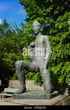 Die Bronzeskulptur "Aufsteigender Jüngling" von Georg Kolbe (1877-1947) in Düsseldorf. Dieses Denkmal wurde zu Ehren von Heinrich Heine geschaffen. Stockfoto