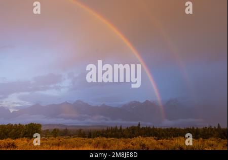 SORM Clouds und Rainbow über dem Teton Range Wyoming im Herbst Stockfoto