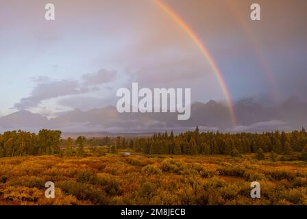 SORM Clouds und Rainbow über dem Teton Range Wyoming im Herbst Stockfoto