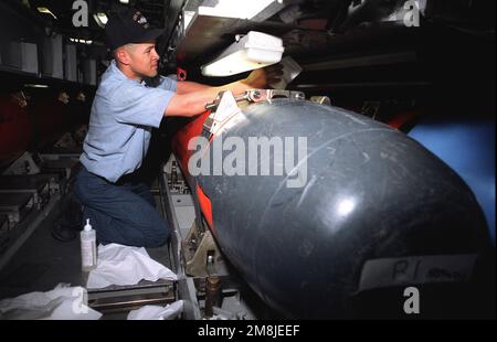Torpedoman SEEMANN (TMSN) Tracy Jennings hilft bei der Reinigung des Torpedoraums an Bord des nuklearbetriebenen Angriffs-U-Boots USS NORFOLK (SSN-714). Land: Chesapeake Bay Stockfoto