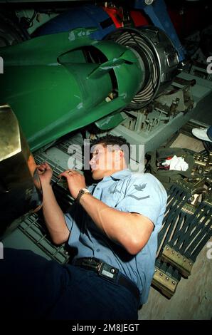 Torpedoman der dritten Klasse (TM3) Kurt Lopez befestigt ein A-Kabel an einer Übungswaffe an Bord des nuklearbetriebenen Angriffs-U-Boots USS NORFOLK (SSN-714). Das „A“-Kabel sorgt für eine präzise Feuerkontrolle der Waffe. Land: Chesapeake Bay Stockfoto