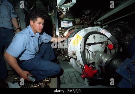 Torpedoman dritter Klasse (TM3) Kurt Lopez beobachtet die Entfernung eines Torpedos aus einem Rohr an Bord des nuklearbetriebenen Angriffs-U-Boots USS NORFOLK (SSN-714). Land: Chesapeake Bay Stockfoto