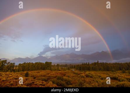 SORM Clouds und Rainbow über dem Teton Range Wyoming im Herbst Stockfoto