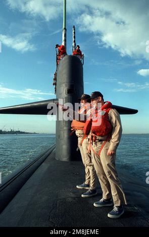 SENIOR CHIEF Sonar Technician (STCS) Peter Manias und SENIOR CHIEF Torpedoman (TMCS) Jeffrey Leonard sehen den Pier-Bereich des nuklearbetriebenen Angriffs-U-Boots USS NORFOLK (SSN-714), während das Schiff von der Straße nach Annapolis, MD, abfährt. Basis: Hampton Roadstead Bundesstaat: Virginia (VA) Land: Vereinigte Staaten von Amerika (USA) Stockfoto