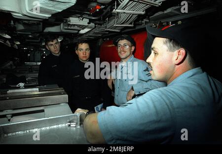 Torpedoman First Class (TM1) Glenn Cote und Machinist Mate Second Class (mm2) Lee Shriner führen zwei Fähnrich der US Naval Academy während eines Hafens in Annapolis, MD, durch das nuklearbetriebene Angriffs-U-Boot USS NORFOLK (SSN-714). Land: Chesapeake Bay Stockfoto