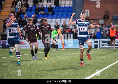 Coventry, Großbritannien. 14. Januar 2023. *** Joshua Bainbridge von Coventry feiert seinen Versuch während des Rugby Championship-Spiels zwischen Coventry und Jersey Reds in der Butts Park Arena, Coventry, Großbritannien, am 14. Januar 2023. Foto von Simon Hall. Nur redaktionelle Verwendung, Lizenz für kommerzielle Verwendung erforderlich. Keine Verwendung bei Wetten, Spielen oder Veröffentlichungen von Clubs/Ligen/Spielern. Kredit: UK Sports Pics Ltd/Alamy Live News Stockfoto