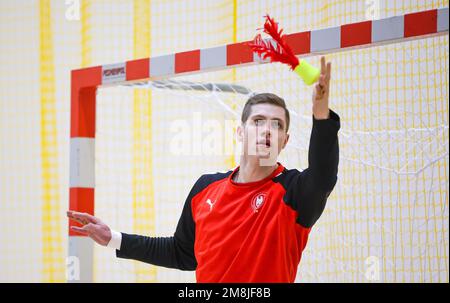 Kattowitz, Polen. 14. Januar 2023. Handball: Weltmeisterschaft, vor dem zweiten Gruppenspiel der deutschen Mannschaft. Der deutsche Torwart Joel Birlehm nimmt an der Schulung Teil. Kredit: Jan Woitas/dpa/Alamy Live News Stockfoto