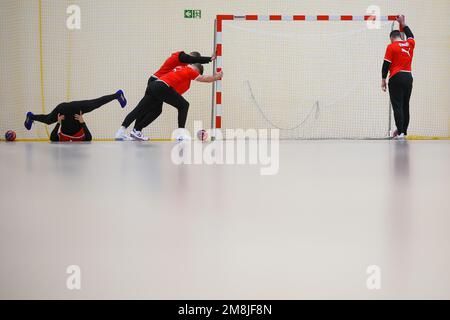 Kattowitz, Polen. 14. Januar 2023. Handball: Weltmeisterschaft, vor dem zweiten Gruppenspiel der deutschen Mannschaft. Die deutschen Spieler strecken sich nach dem Aufwärmen. Kredit: Jan Woitas/dpa/Alamy Live News Stockfoto