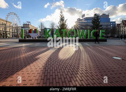 Kattowitz, Polen. 14. Januar 2023. Handball: Weltmeisterschaft, vor dem zweiten Gruppenspiel der deutschen Mannschaft. Die Sonne scheint hinter einem „Kattowitz“-Schild im Stadtzentrum. Kredit: Jan Woitas/dpa/Alamy Live News Stockfoto