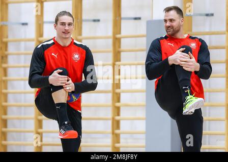 Kattowitz, Polen. 14. Januar 2023. Handball: Weltmeisterschaft, vor dem zweiten Gruppenspiel der deutschen Mannschaft. Der deutsche Spieler Juri Knorr (l) und Torwart Andreas Wolff wärmen sich zu Beginn eines Trainings auf. Kredit: Jan Woitas/dpa/Alamy Live News Stockfoto