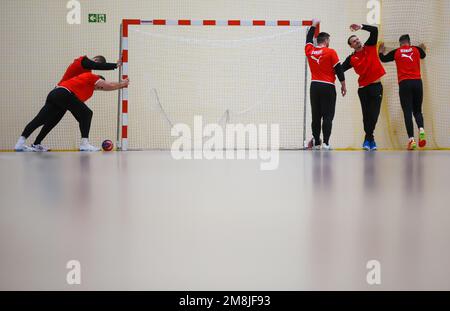 Kattowitz, Polen. 14. Januar 2023. Handball: Weltmeisterschaft, vor dem zweiten Gruppenspiel der deutschen Mannschaft. Die deutschen Spieler strecken sich nach dem Aufwärmen. Kredit: Jan Woitas/dpa/Alamy Live News Stockfoto