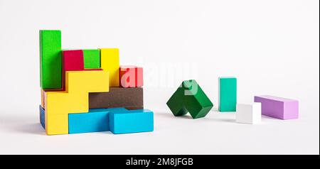 Holzspiel für Kinder mit geometrischen Formen. Mehrfarbige Figuren. Logik, Lösungskonzept. Hochwertiges Foto Stockfoto