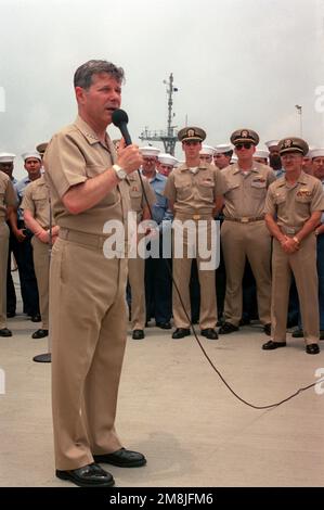 Admiral Jeremy H. Boorda, CHEF der Marineeinsätze, spricht zu den versammelten Crews des Minenabwehrgeschwaders, das auf der Marineflugstation Ingleside heimgeschickt wurde. Basis: Bundesstaat Ingleside: Texas (TX) Land: Vereinigte Staaten von Amerika (USA) Stockfoto