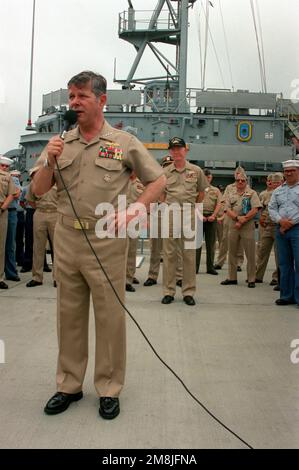 Admiral Jeremy H. Boorda, CHEF der Marineeinsätze, spricht bei einem kürzlichen Besuch an die versammelten Crews des Minenabwehrgeschwaders eins vom Dock der Naval Air Station Ingleside. Basis: Bundesstaat Ingleside: Texas (TX) Land: Vereinigte Staaten von Amerika (USA) Stockfoto