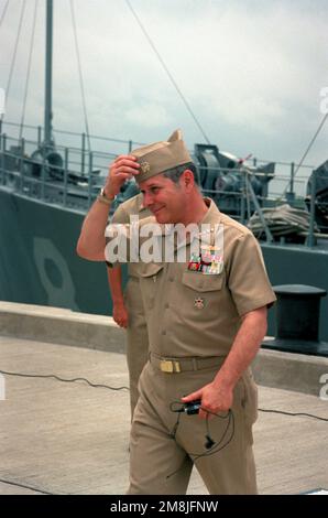 Ein Blick auf Admiral Jeremy H. Boorda, CHEF der Marineeinsätze, überquert die Planke der Gang, die das Schiff USS SCOUT (MCM-8) auf der Pier-Seite der Marineflugstation Ingleside verlässt. Basis: Bundesstaat Ingleside: Texas (TX) Land: Vereinigte Staaten von Amerika (USA) Stockfoto