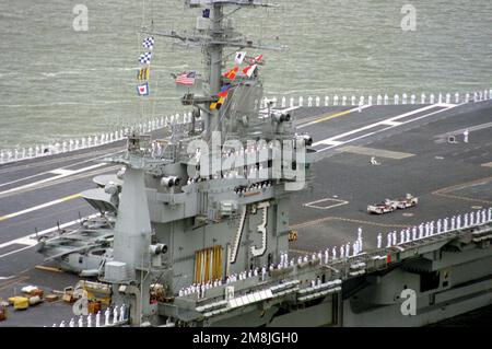 Nahaufnahme der Inselstruktur des nuklearbetriebenen Flugzeugträgers USS GEORGE WASHINGTON (CVN-73), der die Besatzung „anning the Rail“ zeigt, während das Schiff zu ihrem Einsatz im Mittelmeer ablegt. Basis: Hampton Roadstead Bundesstaat: Virginia (VA) Land: Vereinigte Staaten von Amerika (USA) Stockfoto