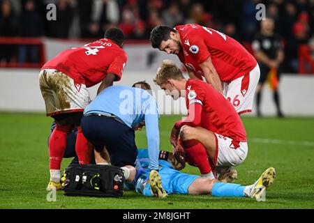 Dean Henderson #1 aus Nottingham Forest geht beim Premier League-Spiel Nottingham Forest vs Leicester City at City Ground, Nottingham, Großbritannien, 14. Januar 2023 mit einer Verletzung unter (Foto: Craig Thomas/News Images) Stockfoto