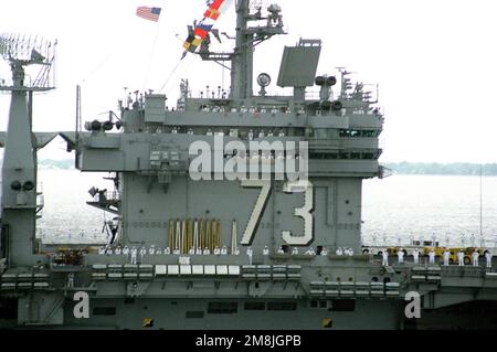 Nahansicht des Inselaufbaus des nuklearbetriebenen Flugzeugträgers USS GEORGE WASHINGTON (CVN-73) aus Steuerbord, in dem die Besatzungsmitglieder „die Schienen betreten“, während das Schiff zu ihrem Einsatz im Mittelmeer ablegt. Basis: Hampton Roadstead Bundesstaat: Virginia (VA) Land: Vereinigte Staaten von Amerika (USA) Stockfoto