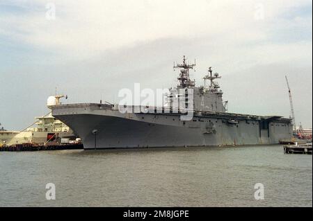 Ein Hafenbogenblick auf das amphibische Sturmschiff USS NASSAU (LHA-4), das an der Norfolk Naval Station befestigt ist. Basis: Hampton Roadstead Bundesstaat: Virginia (VA) Land: Vereinigte Staaten von Amerika (USA) Stockfoto