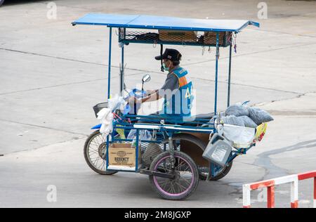 SAMUT PRAKAN, THAILAND, MÄRZ 02 2022, Mototaxi-Fahrer mit Beiwagen auf der Straße Stockfoto