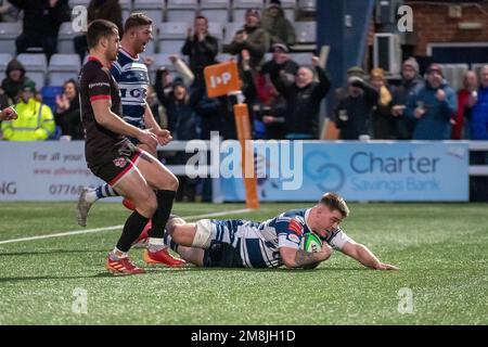 Coventry, Großbritannien. 14. Januar 2023. *** Jordan Poole of Coventry trifft während des Spiels der Rugby Championship zwischen Coventry und Jersey Reds in der Butts Park Arena, Coventry, Großbritannien, am 14. Januar 2023. Foto von Simon Hall. Nur redaktionelle Verwendung, Lizenz für kommerzielle Verwendung erforderlich. Keine Verwendung bei Wetten, Spielen oder Veröffentlichungen von Clubs/Ligen/Spielern. Kredit: UK Sports Pics Ltd/Alamy Live News Stockfoto