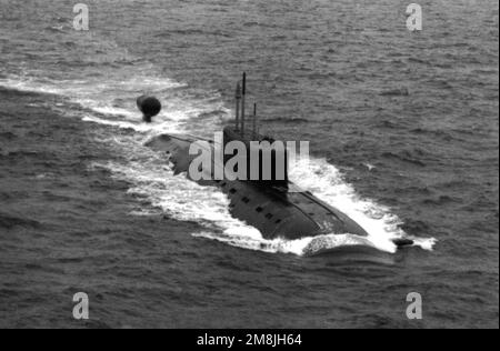Steuerbord-Bugblick auf ein russisches Navy Northern Fleet Sierra II-Klasse nuklearbetriebenes U-Boot, das auf der Oberfläche unterwegs ist. Land: Ostsee Stockfoto