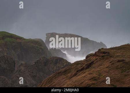 Wintersturm an der Küste von Oregon. Wellen stürzen auf Felsen. Stockfoto