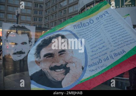 Berlin, Deutschland. 14. Januar 2023. Am 14. Januar 2023 begann am Alexanderplatz in Berlin ein Protest. Die Demonstranten meldeten sich unter dem Motto "Freiheit für Abdullah Ocalan" und forderten die Freilassung des kurdischen politischen Führers, der in der Türkei über zwei Jahrzehnte inhaftiert war. Die Polizei griff ein und drohte, Gewalt anzuwenden, wenn die Demonstranten die Flaggen nicht niederschlugen. Nach mehreren Ankündigungen des Veranstalters wurden die Flaggen und Banner aufgerollt und im Frachtraum eines Transporters gelagert. Die Demonstranten waren aufgebracht, dass die Berliner Polizei dies verboten hatte. Die Anzeige Stockfoto