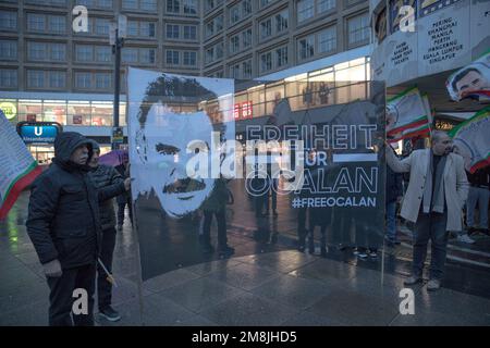 Berlin, Deutschland. 14. Januar 2023. Am 14. Januar 2023 begann am Alexanderplatz in Berlin ein Protest. Die Demonstranten meldeten sich unter dem Motto "Freiheit für Abdullah Ocalan" und forderten die Freilassung des kurdischen politischen Führers, der in der Türkei über zwei Jahrzehnte inhaftiert war. Die Polizei griff ein und drohte, Gewalt anzuwenden, wenn die Demonstranten die Flaggen nicht niederschlugen. Nach mehreren Ankündigungen des Veranstalters wurden die Flaggen und Banner aufgerollt und im Frachtraum eines Transporters gelagert. Die Demonstranten waren aufgebracht, dass die Berliner Polizei dies verboten hatte. Die Anzeige Stockfoto