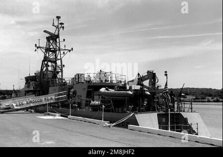 Ein Viertel Bogenblick auf das Küstenpatrouillenboot USS SIROCCO (PC-6), das am Pier One am Washington Navy Yard befestigt ist. Der SIROCCO soll hier am Samstag, den 11. Juni, um 1100 Uhr offiziell in Auftrag gegeben werden. Basis: Anacostia River Bundesstaat: District of Columbia (DC) Land: Vereinigte Staaten von Amerika (USA) Stockfoto