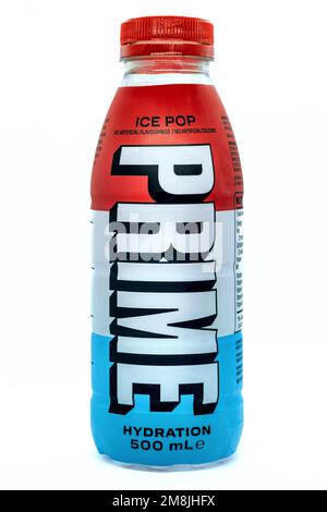 Isolierte Flasche Prime Hydration Energy Drink mit weißem Hintergrund. KSI und Logan Paul haben dieses beliebte Getränk entwickelt Stockfoto