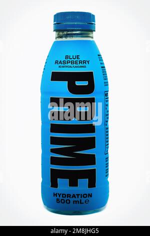 Isolierte Flasche Prime Hydration Energy Drink mit weißem Hintergrund. KSI und Logan Paul haben dieses beliebte Getränk entwickelt Stockfoto