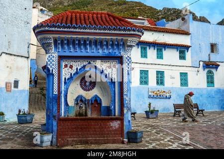 Nordafrika. Marokko. Chefchaouen. Place El Haouta, öffentlicher Brunnen Stockfoto