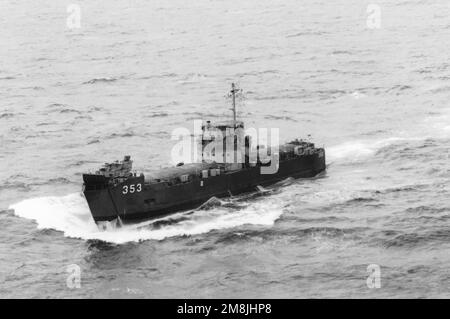 Lufthafen-Bogenblick auf das taiwanesische mittelgroße Landungsschiff MEI PENG (LSM-353) im Einsatz. Das Schiff ist das ehemalige US-Schiff Navy LSM-1 Klasse LSM-471. Land: Südchinesisches Meer Stockfoto