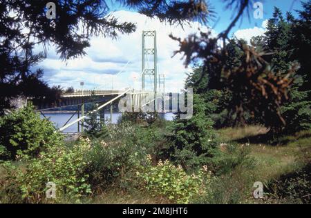 Lokales Farbpohotogramm der Narrows Bridge in Tacoma, Washington. Betreff Operation/Serie: RODEO '94 Base: McChord Air Force Base Staat: Washington (WA) Land: Vereinigte Staaten von Amerika (USA) Stockfoto