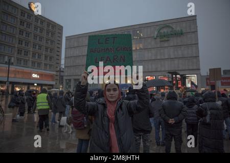 Berlin, Deutschland. 14. Januar 2023. Am 14. Januar 2023 fand in Berlin am Alexanderplatz ein Protest statt, wo Demonstranten versammelten, um solidarisch mit Afghanistan gegen die Taliban zu protestieren. Die Demonstranten hielten Schilder mit Slogans wie "Lasst afghanische Mädchen lernen, sei ihre Stimme" und "steht zu Frauen in Afghanistan". Ein Schild lautete: "Taliban töten uns mit Bomben, die Welt mit Unwissenheit." Die Demonstration war ein eindringlicher Ausdruck der Unterstützung für das afghanische Volk und ein Aufruf zur Beendigung der repressiven Aktionen der Taliban. Die Demonstranten waren sich einig in ihrer Botschaft der Unterstützung für das E Stockfoto