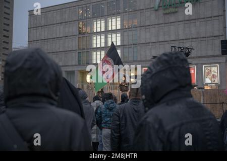 Berlin, Deutschland. 14. Januar 2023. Am 14. Januar 2023 fand in Berlin am Alexanderplatz ein Protest statt, wo Demonstranten versammelten, um solidarisch mit Afghanistan gegen die Taliban zu protestieren. Die Demonstranten hielten Schilder mit Slogans wie "Lasst afghanische Mädchen lernen, sei ihre Stimme" und "steht zu Frauen in Afghanistan". Ein Schild lautete: "Taliban töten uns mit Bomben, die Welt mit Unwissenheit." Die Demonstration war ein eindringlicher Ausdruck der Unterstützung für das afghanische Volk und ein Aufruf zur Beendigung der repressiven Aktionen der Taliban. Die Demonstranten waren sich einig in ihrer Botschaft der Unterstützung für das E Stockfoto