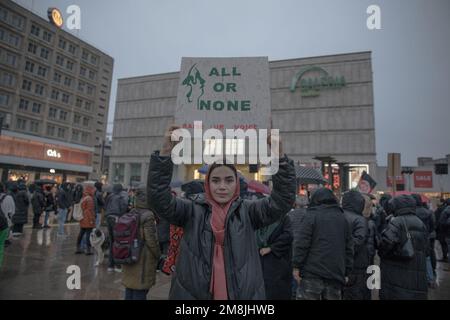 Berlin, Deutschland. 14. Januar 2023. Am 14. Januar 2023 fand in Berlin am Alexanderplatz ein Protest statt, wo Demonstranten versammelten, um solidarisch mit Afghanistan gegen die Taliban zu protestieren. Die Demonstranten hielten Schilder mit Slogans wie "Lasst afghanische Mädchen lernen, sei ihre Stimme" und "steht zu Frauen in Afghanistan". Ein Schild lautete: "Taliban töten uns mit Bomben, die Welt mit Unwissenheit." Die Demonstration war ein eindringlicher Ausdruck der Unterstützung für das afghanische Volk und ein Aufruf zur Beendigung der repressiven Aktionen der Taliban. Die Demonstranten waren sich einig in ihrer Botschaft der Unterstützung für das E Stockfoto