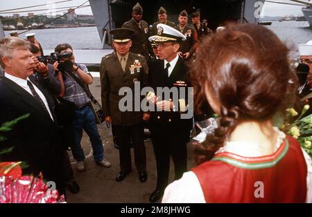 USA Konteradmiral John F. Sigler, Commander U.S. Siebte Flotte Amphibiengruppe Eins und Brigadegeneral David F. Bice, kommandierender General, Dritte USA Marine Corps Division, werden von russischen Militär- und Zivilbeamten begrüßt, wenn sie vom Schiff USS DUBUQUE (LPD-8) an Land kommen. Sie befinden sich in Wladiwostok, um die kombinierte amerikanisch-russische Katastrophenhilfemaßnahme zu starten. Betrifft Operation/Serie: ZUSAMMENARBEIT AUS DEM MEERESSTÜTZPUNKT: Wladiwostok Staat: Sibirien Land: Russland (RUS) Stockfoto