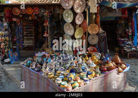 Nordafrika. Marokko. Chefchaouen. Souvenirläden in einer Medina Stockfoto