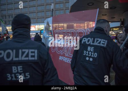 Berlin, Deutschland. 14. Januar 2023. Am 14. Januar 2023 begann am Alexanderplatz in Berlin ein Protest. Die Demonstranten meldeten sich unter dem Motto "Freiheit für Abdullah Ocalan" und forderten die Freilassung des kurdischen politischen Führers, der in der Türkei über zwei Jahrzehnte inhaftiert war. Die Polizei griff ein und drohte, Gewalt anzuwenden, wenn die Demonstranten die Flaggen nicht niederschlugen. Nach mehreren Ankündigungen des Veranstalters wurden die Flaggen und Banner aufgerollt und im Frachtraum eines Transporters gelagert. Die Demonstranten waren aufgebracht, dass die Berliner Polizei dies verboten hatte. Die Anzeige Stockfoto