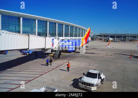 NEW ORLEANS, LA -8 JAN 2023 - Blick auf ein Flugzeug von Southwest Airlines (WN) am Louis Armstrong New Orleans International Airport (MSY). Stockfoto