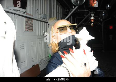 LGBTQIA+-Aktivist und Modeeinflussnehmer Elton Ilirjani Wear House of Mua Mua in Bushwick, Brooklyn Stockfoto