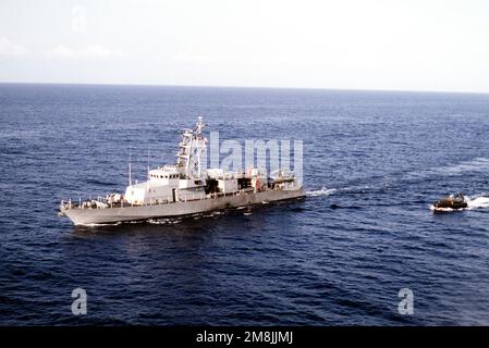 Ein Hafenbogenblick auf das Küstenpatrouillenschiff USS TEMPEST (PC-2), das auf der Naval Amphibious Base, Little Creek, VA, Homeportiert ist, operiert vor der Küste von Haiti (genaues Datum unbekannt). Betreff Betrieb/Serie: SEA SIGNAL Country: Haiti (HTI) Stockfoto