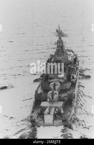 Von oben schräges Sichtfeld auf die russische Nordflotte Krivak II Klasse geführte Raketenfregatte Rezvy (FFG-916) im Gange. Land: Ostsee Stockfoto