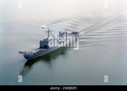 Ein Lufthafen mit Blick auf das Panzerlandeschiff USS FAIRFAX COUNTY (LST-1193) gegenüber Mount Vernon, Virginia Die Besatzung des Schiffes, die an Bord sind, grüßt den verstorbenen ersten Präsidenten der Vereinigten Staaten, George Washington. Basis: Potomac River Bundesstaat: Maryland (MD) Land: Vereinigte Staaten von Amerika (USA) Stockfoto