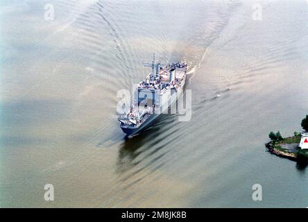 Ein Lufthafen mit Blick auf das Panzerlandeschiff USS FAIRFAX COUNTY (LST-1193), das nahe an Bord der Fort Washington Kanalmarkierung vorbeifährt, auf dem Weg zum Heimathafen von Little Creek, Virginia, für den Transfer zur australischen Marine. Basis: Potomac River Bundesstaat: Maryland (MD) Land: Vereinigte Staaten von Amerika (USA) Stockfoto