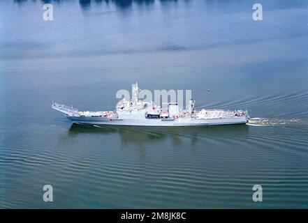 Ein seitlicher Blick aus der Luft auf das Panzerlandeschiff USS FAIRFAX COUNTY (LST-1193), das in der Nähe von Mount Vernon, Virginia, unterwegs zur Naval Amphibious Base in Little Creek, Virginia, ist Basis: Potomac River Bundesstaat: Maryland (MD) Land: Vereinigte Staaten von Amerika (USA) Stockfoto